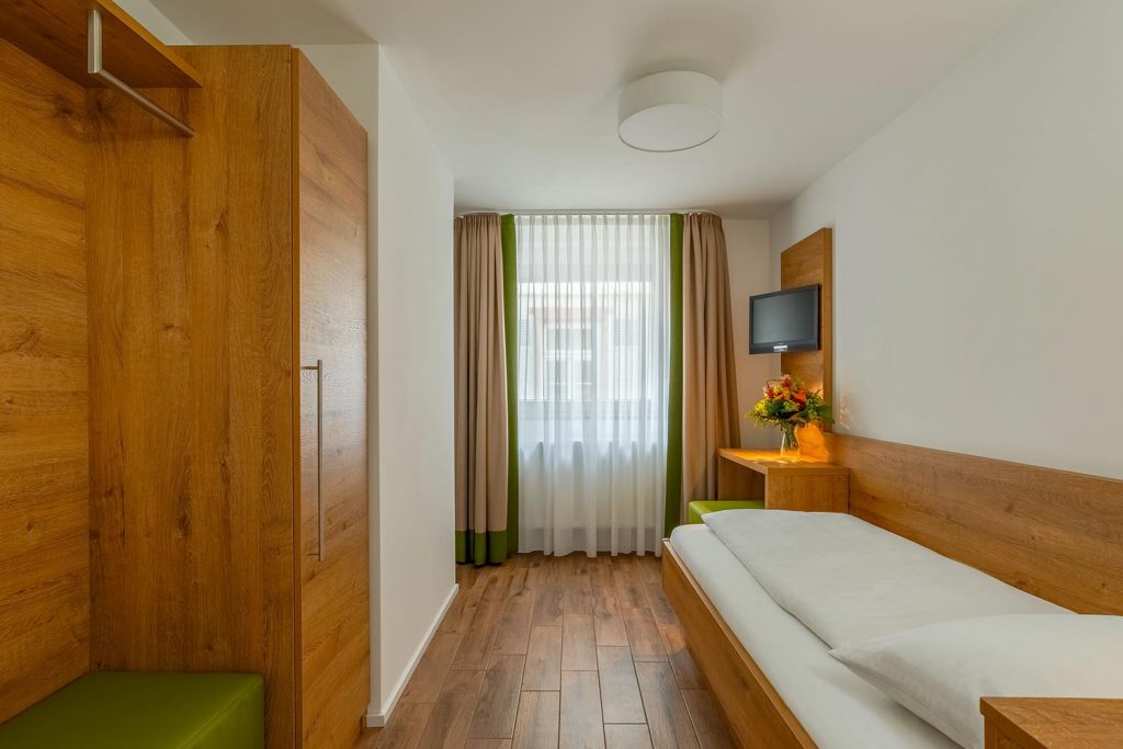 Hotelzimmer mit Einzelbett