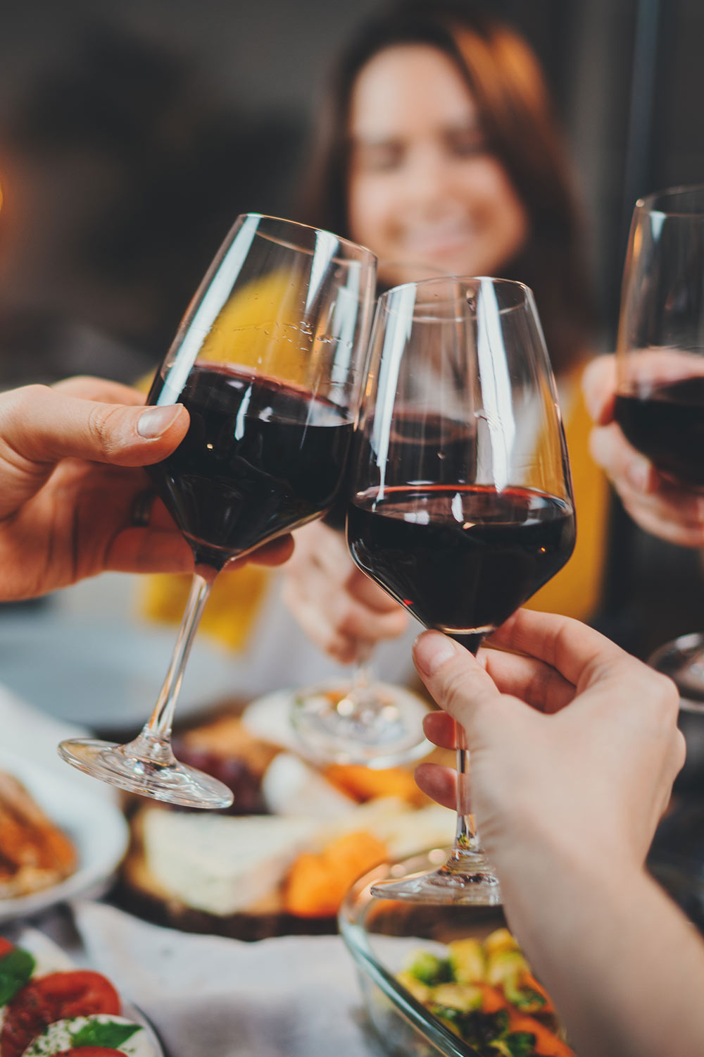 Freunde stoßen mit Wein im Restaurant an